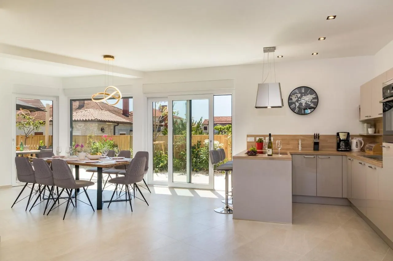 Villa Elena: Seaside Luxury with Whirlpool and Brijuni Islands View Fazana